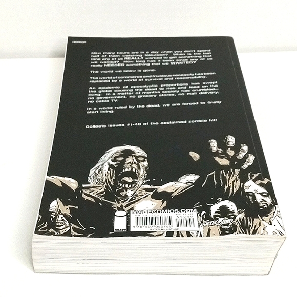 The Walking Dead Compendium one comic book - Picture 7 of 7